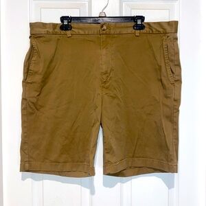 Vineyard Vines Khaki Breaker Shorts. Size 40